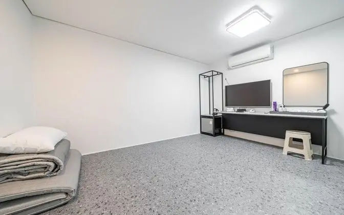 Oda (Ondol (Netflix viewing available))