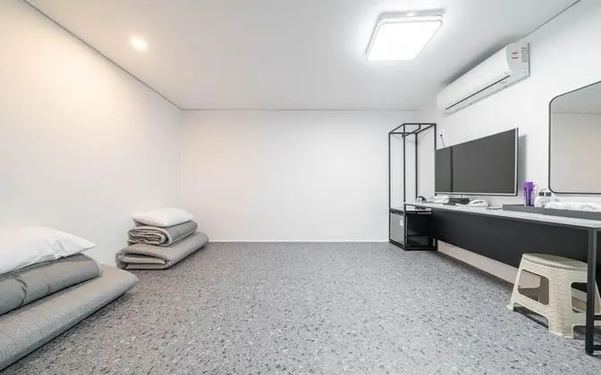 Oda (Ondol (Netflix viewing available))