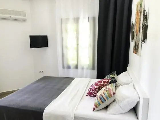 Havuz Manzaralı Çift Kişilik Oda