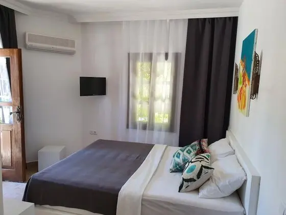 Havuz Manzaralı Çift Kişilik Oda
