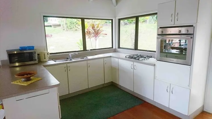 Family Ev (Muri Motu Outlook House)