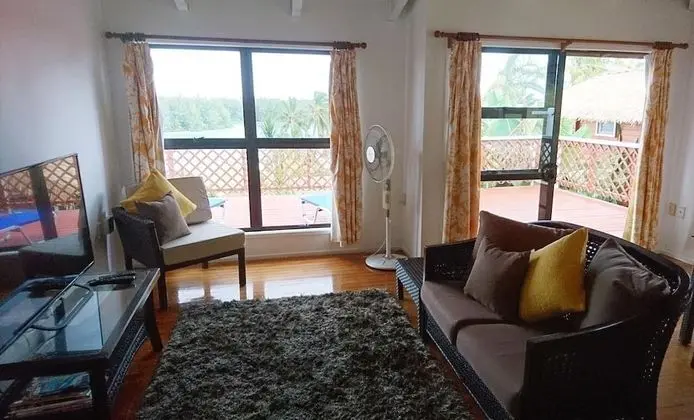 Family Ev (Muri Motu Outlook House)