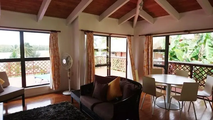 Family Ev (Muri Motu Outlook House)