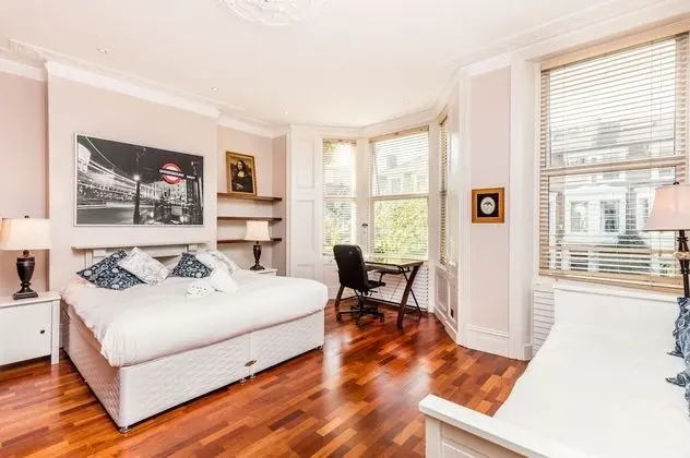 Üç Kişilik Oda, Ortak Banyo (Riverside)