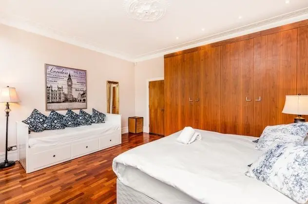 Üç Kişilik Oda, Ortak Banyo (Riverside)