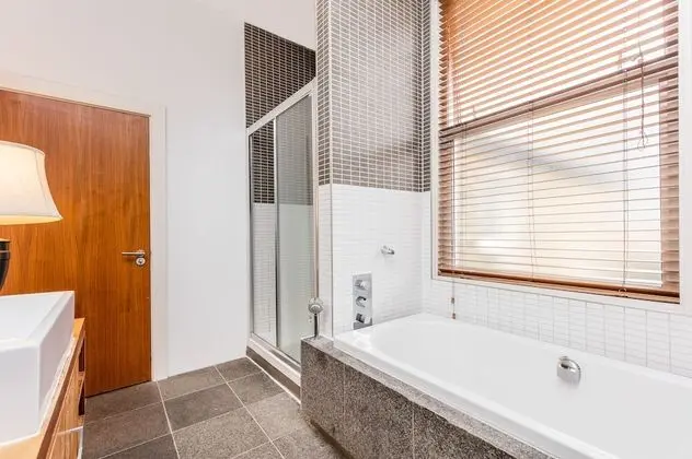 Üç Kişilik Oda, Ortak Banyo (Riverside)