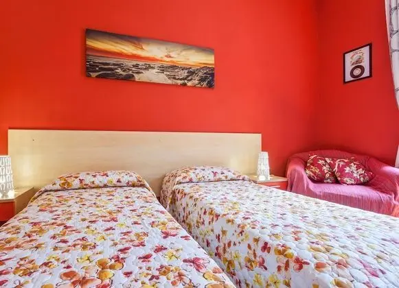 Tek Büyük veya İki Ayrı Yataklı Oda, Ortak Banyo