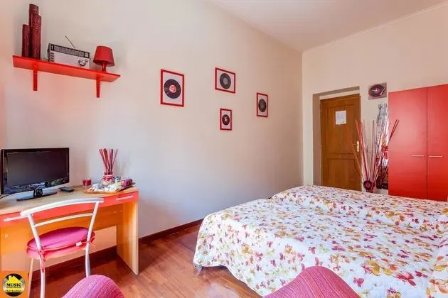 Tek Büyük veya İki Ayrı Yataklı Oda, Ortak Banyo