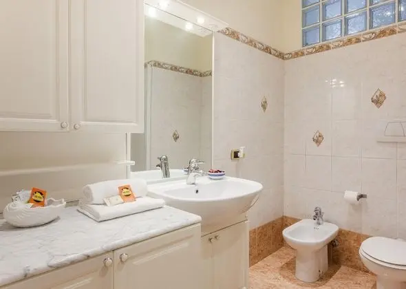 Tek Büyük veya İki Ayrı Yataklı Oda, Ortak Banyo