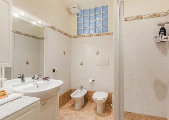 Tek Büyük veya İki Ayrı Yataklı Oda, Ortak Banyo