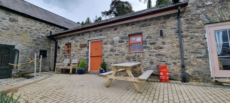 Kır Evi, 1 Büyük (Queen) Boy Yatak ve Çekyat