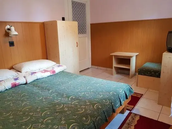 Standard Üç Kişilik Oda, Birden Çok Yatak, Bahçe Manzaralı