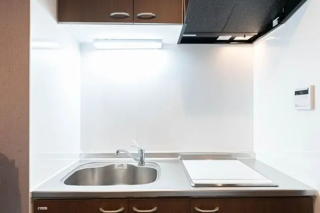 Üç Kişilik Oda, Sigara İçilmez