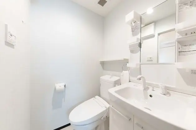 Üç Kişilik Oda, Sigara İçilmez