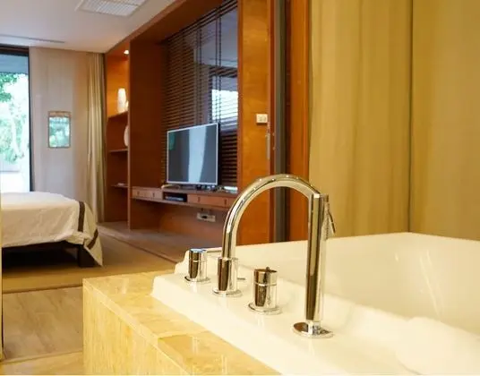 1-Bedroom Suite with Private Pool