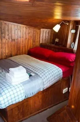 Tek Büyük Yataklı Oda, Ortak Banyo (Outside Cabin)