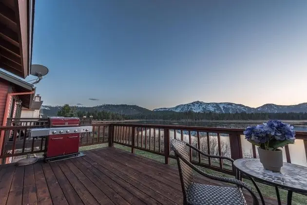 Ev, Birden Çok Yatak (MV1: Mount Tallac Estate 010630)