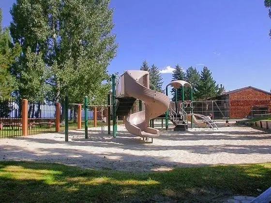 Ev, Birden Çok Yatak (MV1: Mount Tallac Estate 010630)