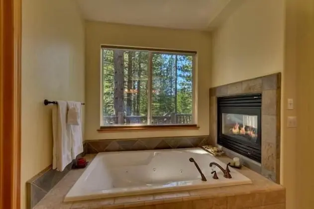 Ev, Birden Çok Yatak (MV16 : Bear Lair Estate With Hot Tub)
