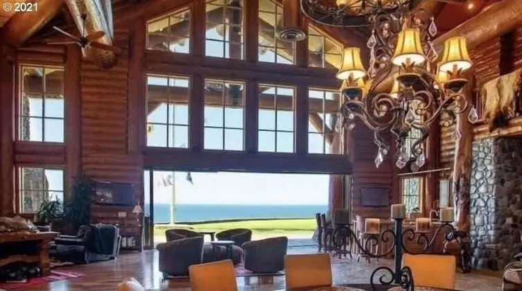 Ev, Birden Çok Yatak (MV28: Gold Beach Oceanfront Estate)