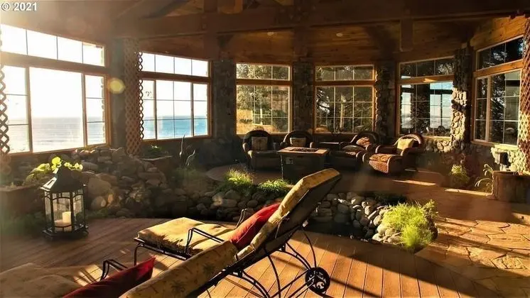 Ev, Birden Çok Yatak (MV28: Gold Beach Oceanfront Estate)