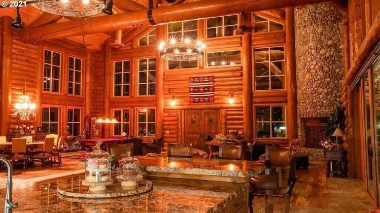 Ev, Birden Çok Yatak (MV28: Gold Beach Oceanfront Estate)