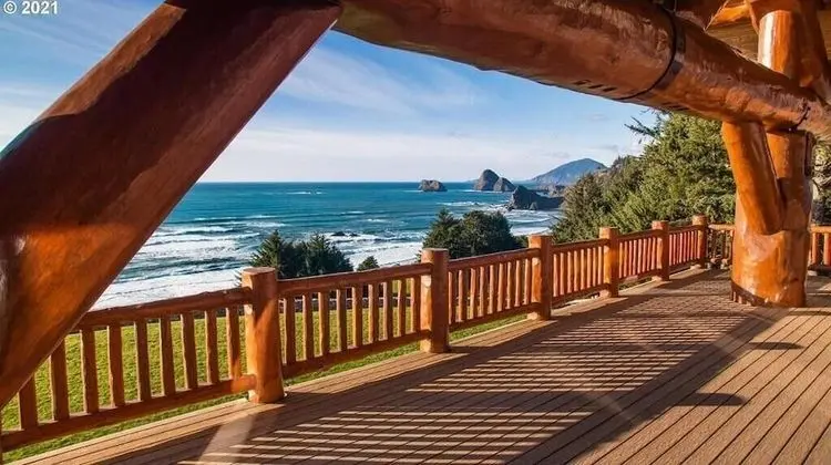 Ev, Birden Çok Yatak (MV28: Gold Beach Oceanfront Estate)