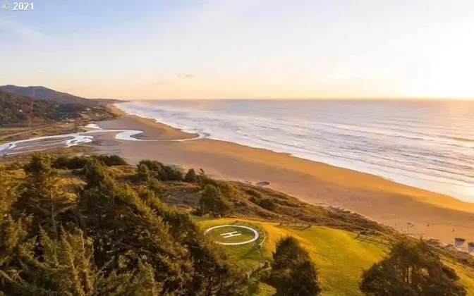 Ev, Birden Çok Yatak (MV28: Gold Beach Oceanfront Estate)