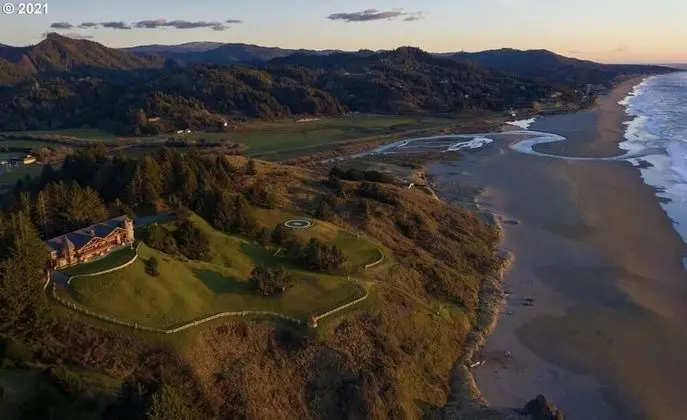 Ev, Birden Çok Yatak (MV28: Gold Beach Oceanfront Estate)