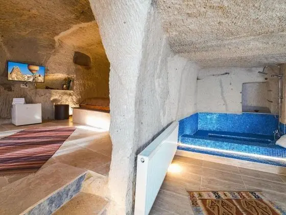 Adventage Cave Suite