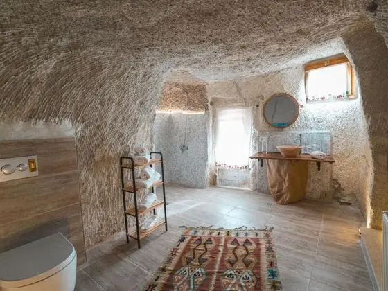 Adventage Cave Suite