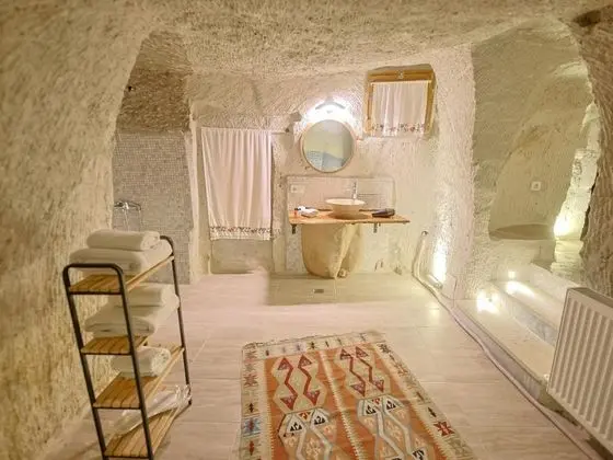 Adventage Cave Suite