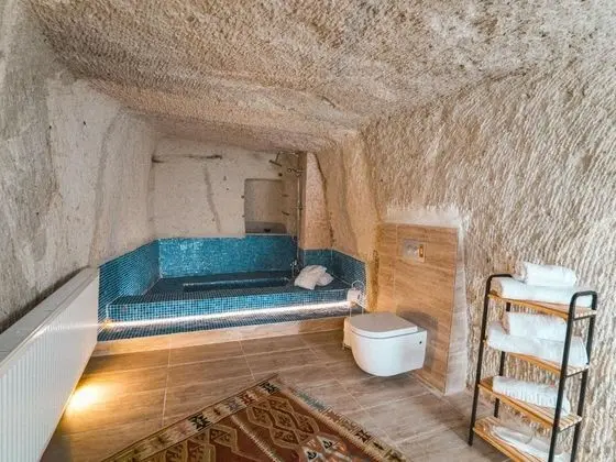 Adventage Cave Suite