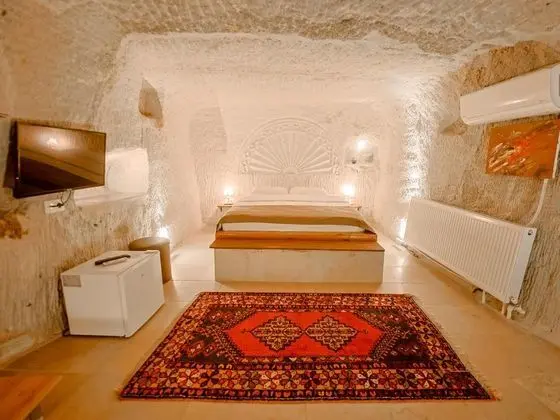 Adventage Cave Suite