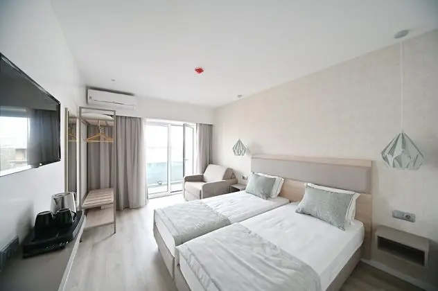Tek Büyük veya İki Ayrı Yataklı Oda (Extra bed)