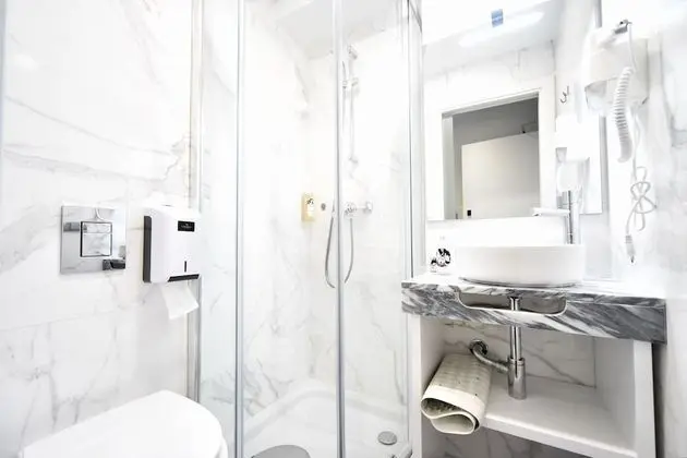 Tek Büyük veya İki Ayrı Yataklı Oda (Extra bed)