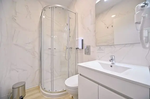 Tek Büyük veya İki Ayrı Yataklı Oda (Extra bed)