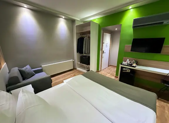 Triple, Şehir Manzaralı