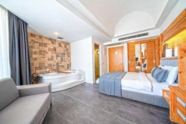Deluxe Suite , Deniz veya Havuz Manzaralı, Jakuzili