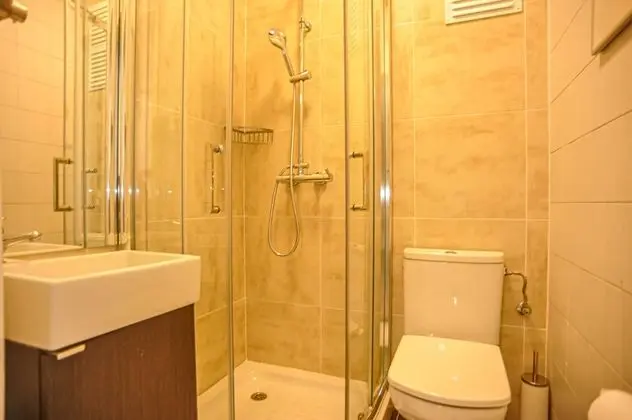 Tek Kişilik Oda, Ortak Banyo (4)