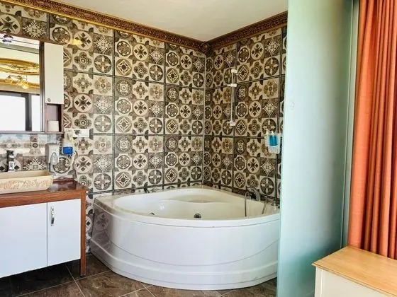 Suite, Göl Manzaralı