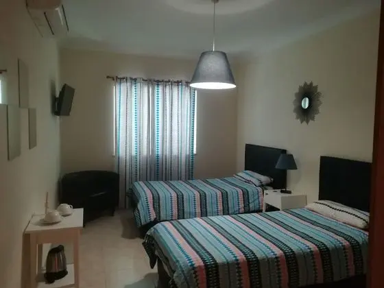 İki Ayrı Yataklı Oda, Ortak Banyo