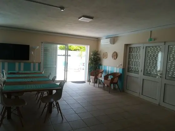 İki Ayrı Yataklı Oda, Ortak Banyo