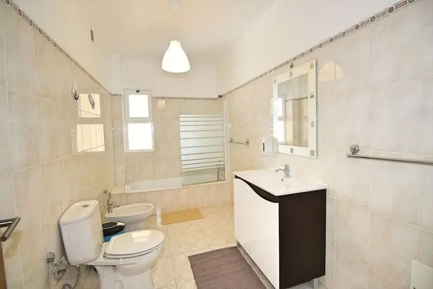 Üç Kişilik Oda, Ortak Banyo