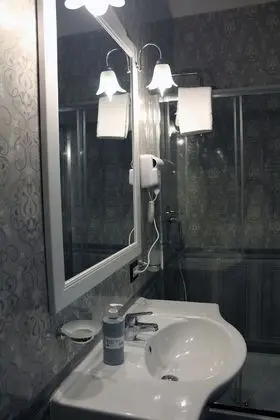 Deluxe Tek Büyük Yataklı Oda, 1 Yatak Odası, Avlu Manzaralı, Zemin Kat