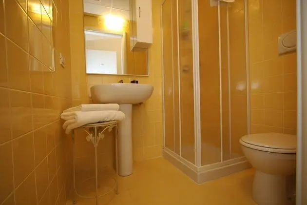 Tek Kişilik Oda, Ortak Banyo