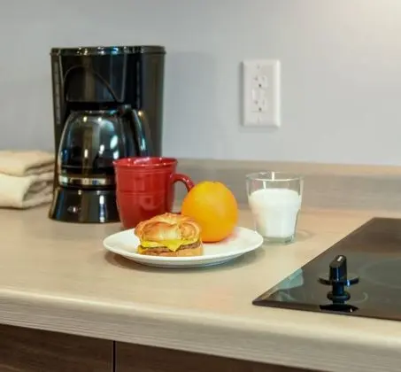 Oda, 2 Büyük (Queen) Boy Yatak (With Recliner)