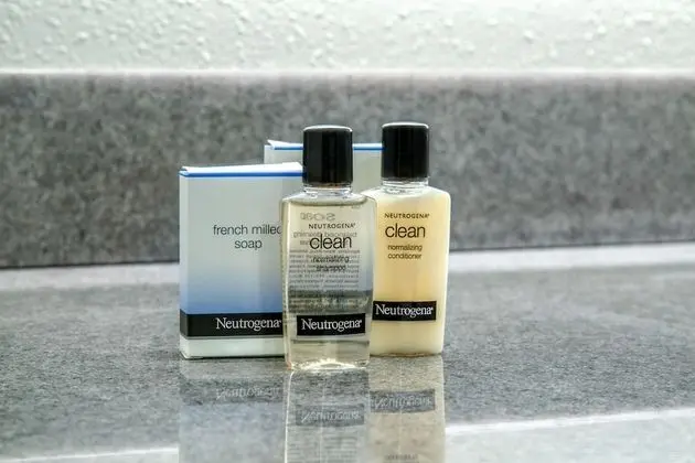 Oda, 1 En Büyük (King) Boy Yatak, Engellilere Uygun (Mobility/Hearing, Roll-in Shower)