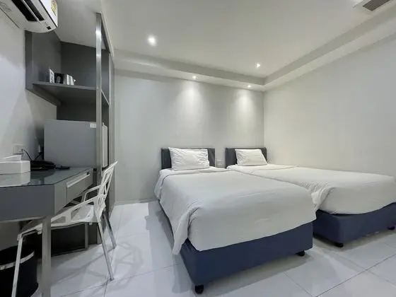 Cubic No Window, 2 Single Beds