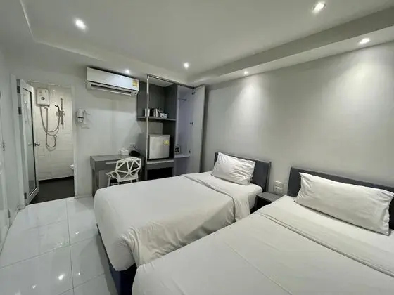 Cubic No Window, 2 Single Beds